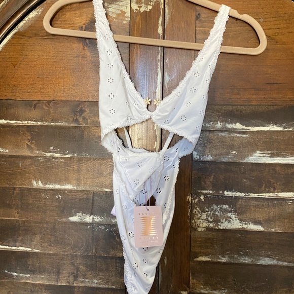 NWT Savage Fenty X Bombshell Broderie Lace Eyelet Teddy White Medium - Picture 5 of 11